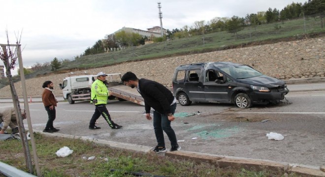  Köpeğe çarpmamak için kaza yaptı